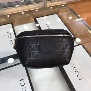 モダンなデザインで気品あるモデル FENDI ショルダーバッ...