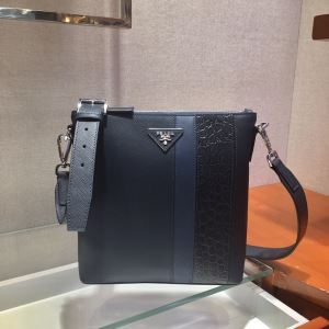 PRADA プラダ ショルダーバッグ レザー 余裕のあるコーデに挑戦 メンズ コピー ブラック 大容量 ストリート セール