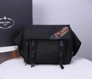 カジュアルに使えるアイテム プラダ ショルダーバッグ コピー PRADA メンズ 大容量 ロゴ入り ストリート 限定品 セール