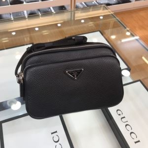 プラダ クラッチバッグ コピー スタイルをより優しく見え PRADA メンズ 日常 ブラック ロゴ入り ブランド セール