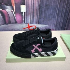 スニーカー Off-White 新作 身軽なシックさがポイン...