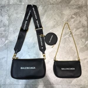 ショルダーバッグ 人気 BALENCIAGA ナチュラル感た...