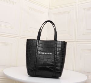 デザインがより印象的 BALENCIAGA ショルダーバッグ レディース バレンシアガ バッグ 人気 コピー 黒 ロゴ デイリー 最低価格