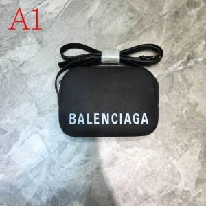 BALENCIAGA ショルダーバッグ 優しい印象のスタイル...