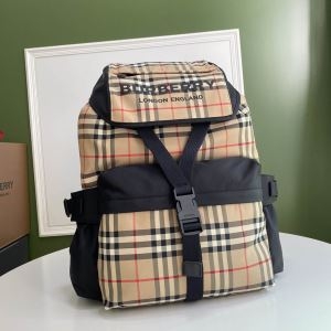 バックパック 人気 Burberry 軽やかでこなれな印象に...