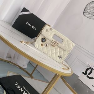 ショルダーバッグCHANEL  人気 コーデをシックに映るアイテム レディース シャネル コピー ブラック ホワイト おしゃれ 最高品質