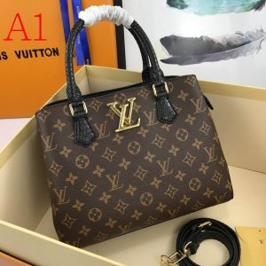 こなれた清潔感あるアイテム Louis Vuitton ショ...