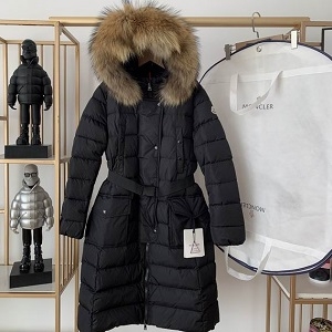 MONCLER モンクレール 新作 シンプルでカジュアル 大人っぽさがあるスタイリング ロングダウン 保温