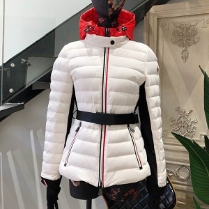 人気MONCLER モンクレール ダウン 温かさと軽さを両立 シンプルで無地のデザイン スリムに見える