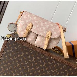 新作　ルイヴィトン ブランド コピー　M15134☆☆ LV Travels With Grace Coddington 2026トレンドルイヴィトン ブランド コピーショルダーバッグコピー 激安(日本最大級)kidying26DyaS9n
