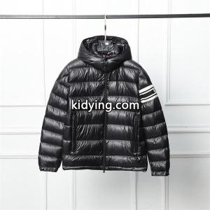 スポーティ×上質 2026冬必須 moncler コピーブランド コピー ダウンジャケット ストライプスリーブ モンクレール コピーブランドkidying26q4nOri
