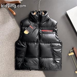 プラダ コピー prada コピー コピー ブラックツーンダウンベスト レッドロゴアクセント 高品質2026秋冬アウターkidying26jmWfGn