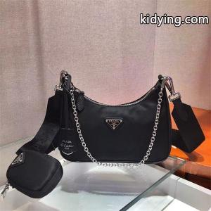 prada コピー コピー Re-Edition 2005 ナイロンショルダーバッグ シルバーチェーン付き ブラックkidying26Pziy8j