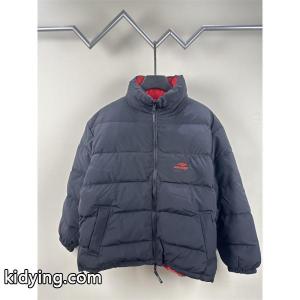 バレンシアガ コピー スーパーコピー ダウンジャケット ブラック×レッド 裏地切替デザイン 厚手 防寒 balenciaga コピーkidying26eOHLby