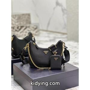 prada コピー コピー Re-Edition 2005 サフィアーノレザー バッグ 1BH204 ブラック ゴールドチェーン付き 洗練されたショルダーバッグkidying26n8HP5v