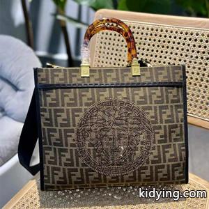 2026日本未上陸のお品fendi ブランド コピー × versace ブランド コピー フェンディ ブランド コピー偽物トートバッグ 堂々たる風格を放ち 十分に収納できるkidying261by8Ln