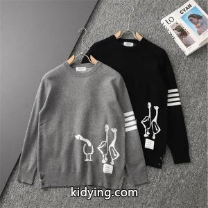 グレー × ブラック 2 色 白鳥柄 四条纹袖 円领 セーター トムブラウン コピー Thom browne コピー コピー 秋冬可愛い 定番kidying26iWPTPD