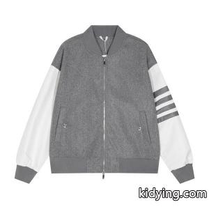 グレー 四条纹袖 ベースボールジャケット トムブラウン コピー Thom browne コピー コピー 2026秋冬スタイリッシュ トレンドkidying26GXzaqC