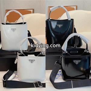 光沢感のあるレザー prada スーパーコピー プラダ スーパーコピーレディース ハンドバッグ偽物 人気 デイリーもパーティーシーンもオススメkidying26u09viq