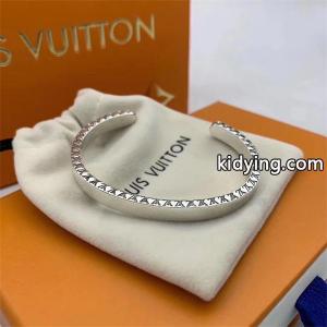 ルイ ヴィトン コピー 防寒とおしゃれを両立させるコーデ LOUIS vuitton コピー 秋冬の色味が叶える華やかコーデ ブレスレット_ブランド コピー 激安(日本最大級)kidying260veG5r