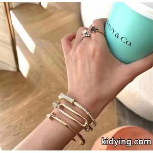 ブレスレット最新のトレンド ティファニー ブランド コピー この秋トレンドに合わせる着こなし ブランド コピー tiffany&Co ティファニー ブランド コピー ブランド コピー 激安(日本最大級)kidying26vqK1nu