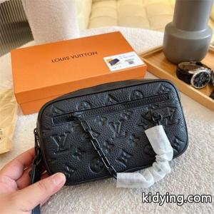 ふんわりまとって暖かお洒落 ルイ ヴィトン コピーブランド LOUIS vuitton コピーブランド ほっこりと温かみのある雰囲気に 手持ちバッグ 程よい抜け感を演出_ルイ ヴィトン コピーブランド LOUIS vuitton コピーブランド_ブランド コピー 激安(日本最大級)kidying26vqquCy