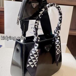 今手に入れたい prada コピー プラダ コピー トートバッグ コピー CLEO エレガントなシルエット リゾート感が漂うkidying26iiSDKv