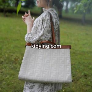 大活躍間違いなしfendi コピー フェンディ コピー スーパーコピー トートバッグ Peekabo 3色展開 安心品質仕上がりkidying26n8bKji