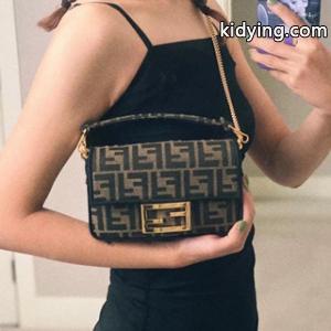 新作登場! fendi コピーブランド フェンディ コピーブランド バッグ コピー ブラウンファブリック クラッチバッグ 多彩な持ち方kidying26nSvaWj