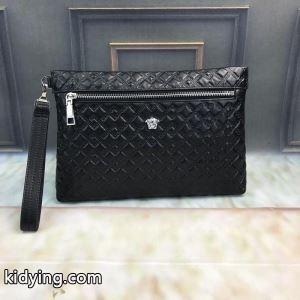セレブにも愛されたモデル versace コピー LARGE EMBOSSED GREEK KEY CLUTCH ヴェルサーチ コピー クラッチバッグ メンズ コピー ブラックkidying268bqKvm
