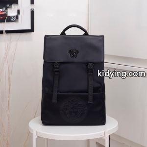 落ち着いた秋冬ファッションを楽しむ ヴェルサーチ コピー 普段使いもオフィスもOK versace コピー リュック 簡単に秋冬の雰囲気を演出_ヴェルサーチ コピー versace コピー_ブランド コピー 激安(日本最大級)kidying26zqaO5D