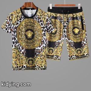 抜群の着心地ヴェルサーチ ブランド コピー激安versace ブランド コピー黄金花Tシャツ&ショートパンツセットアップHOT最新作メンズ上下セットkidying26G5bWPv