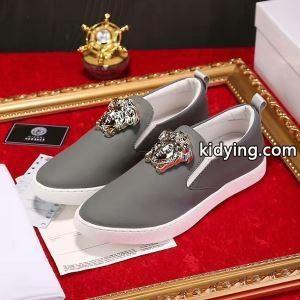 上品のあるェルサーチ 靴 コピーメンズスリッポンversace コピーブランドスニーカーゴールドロゴシューズグレーkidying26W5Xvmu