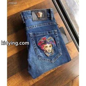 秋冬の色味が叶える華やかコーデ ヴェルサーチ コピー 寒い季節の王道アイテム versace コピー 秋冬らしいカジュアルな雰囲気を持つ ジーンズ_ヴェルサーチ コピー versace コピー_ブランド コピー 激安(日本最大級)kidying269vWzCa