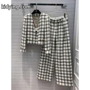 普段使いもオフィスもOK  秋めいたコーデに仕上げる  秋に着回しやすい上下セット 寒い季節を彩るアイテム_ _ブランド コピー 激安(日本最大級)kidying26HDW1ri