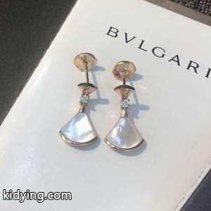 肌寒い季節に欠かせない ピアス ブルガリ コピー 季節を感じた秋冬ファッション bvlgari コピー 冬ファッションの定番 簡単にトレンド感のある_ブルガリ コピー bvlgari コピー_ブランド コピー 激安(日本最大級)kidying26eiOriy