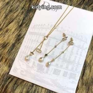 冬ファッションの定番 ディオール コピー dior コピー 季節感溢れる秋らしいコーデ ピアス 簡単にトレンド感のある_ディオール コピー dior コピー_ブランド コピー 激安(日本最大級)kidying26KPb0zi