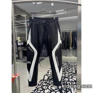 軽やかな質感でトレンド感のある印象を作るベーシックな1枚ワイ・スリー Y-3 ウェットパンツ ロゴ コピーkidying26zC4jKr