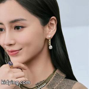 お顔周りに華を添えて dior コピーブランド ディオール コピーブランド コピー ピアス 美しいパール エレガントな雰囲気が感じkidying2695rOLb