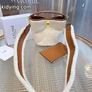 値下げ！2026年秋冬にぴったりceline ブランド コピー セリーヌ ブランド コピー偽物 バケットバッグ ちょうどいいサイズ感 旬で魅力たっぷりkidying26reiuSv