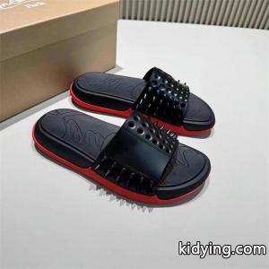 Christian louboutin スーパーコピー 激安 メンズ シャワーサンダル レッドソール スタッズ ロゴサンダル スライドサンダル ブラックkidying26ue0zCe