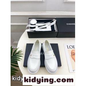 クラシック 上品 CCロゴ ローファー シャネル コピー シューズ スーパーコピー ホワイトkid26HX11Tf