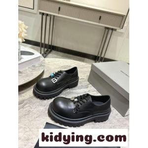 カジュアル チャーム付き ダービーシューズ バレンシアガ コピー スーパーコピー ブラックkid26yei8Tr
