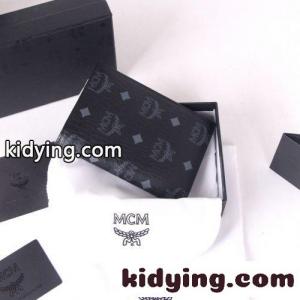 エムシーエム コピー スーパーコピー 二つ折りパスポートホルダー オールオーバーロゴプリント ブラックkid26O5Da4v