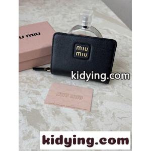 シンプル 上品 コンパクト 二つ折り財布 ミュウミュウ コピー 財布 コピー ブラックkid26ry49ra