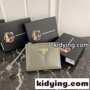 上品 シンプル 二つ折り財布 プラダ コピー 財布 コピー コンパクトウォレット グレーkid26f8fi4r