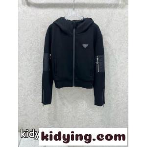カジュアル フード付き クロップドパーカー プラダ コピー パーカー 偽物 ブラックkid26XT511v