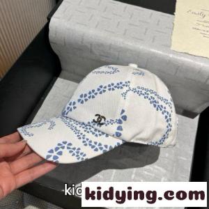 お洒落 上品 シャネル コピー 帽子 偽物 プリント ベースボールキャップ ホワイトkid26vu41Xn