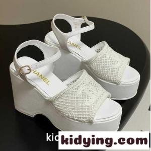 【上品で愛らしい足元】chanel コピー CCロゴ メッシュ厚底サンダル コピー ホワイトkid26eamySr