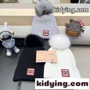 ケーブル編み ボンボン付き ニットキャップ ミュウミュウ ブランド コピー キャップ 偽物 ビーニーkid26aGH1na